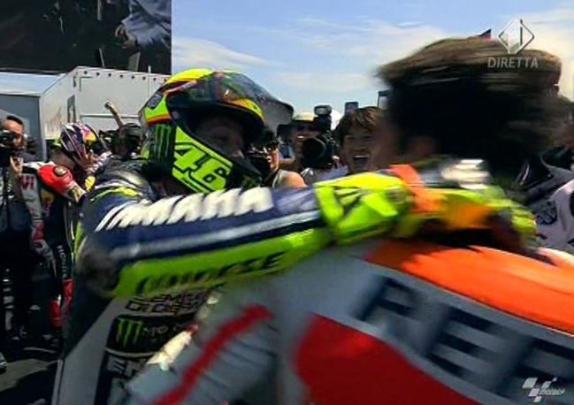 L'abbraccio di Rossi a Marquez a fine gara. Ipp